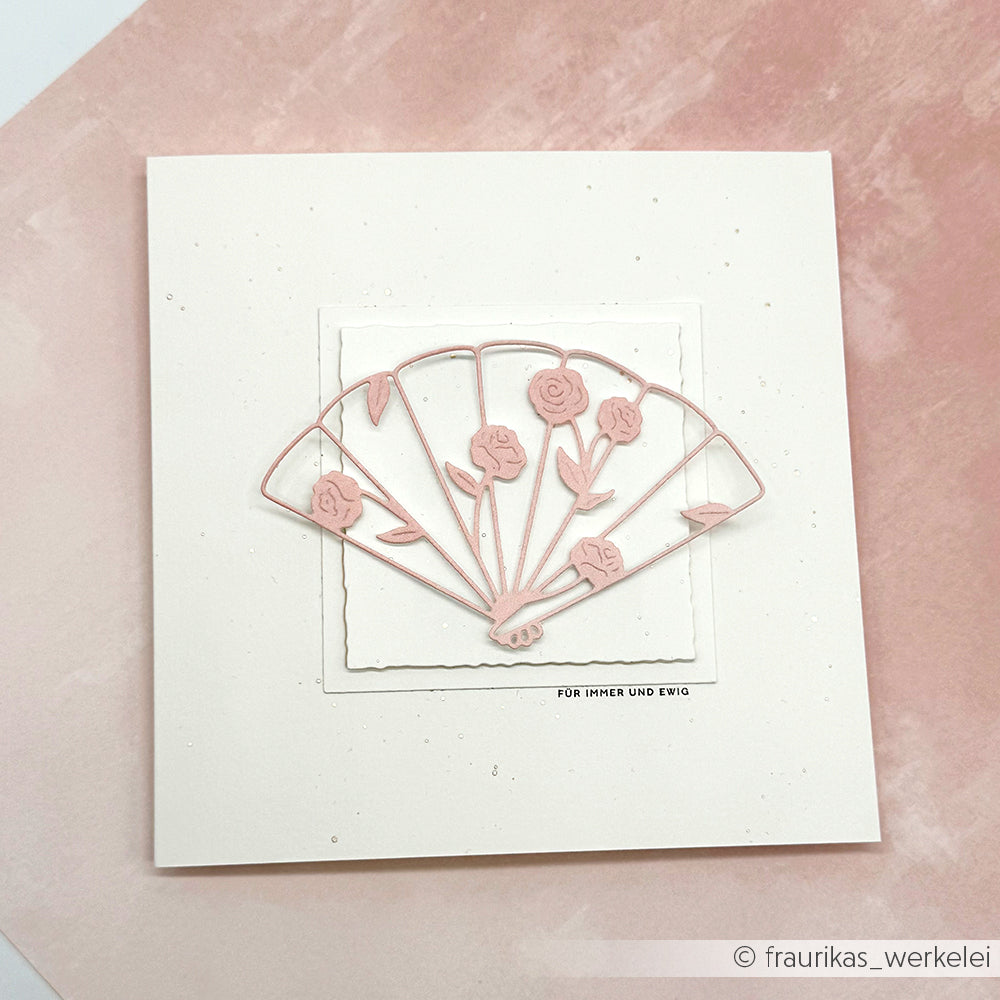 Quadratische Karte von Alexandra Renke aus Designpapier mit einem zarten rosa Papierfächer, Rosen und dem Schriftzug "FÜR IMMER UND EWIG" darunter.