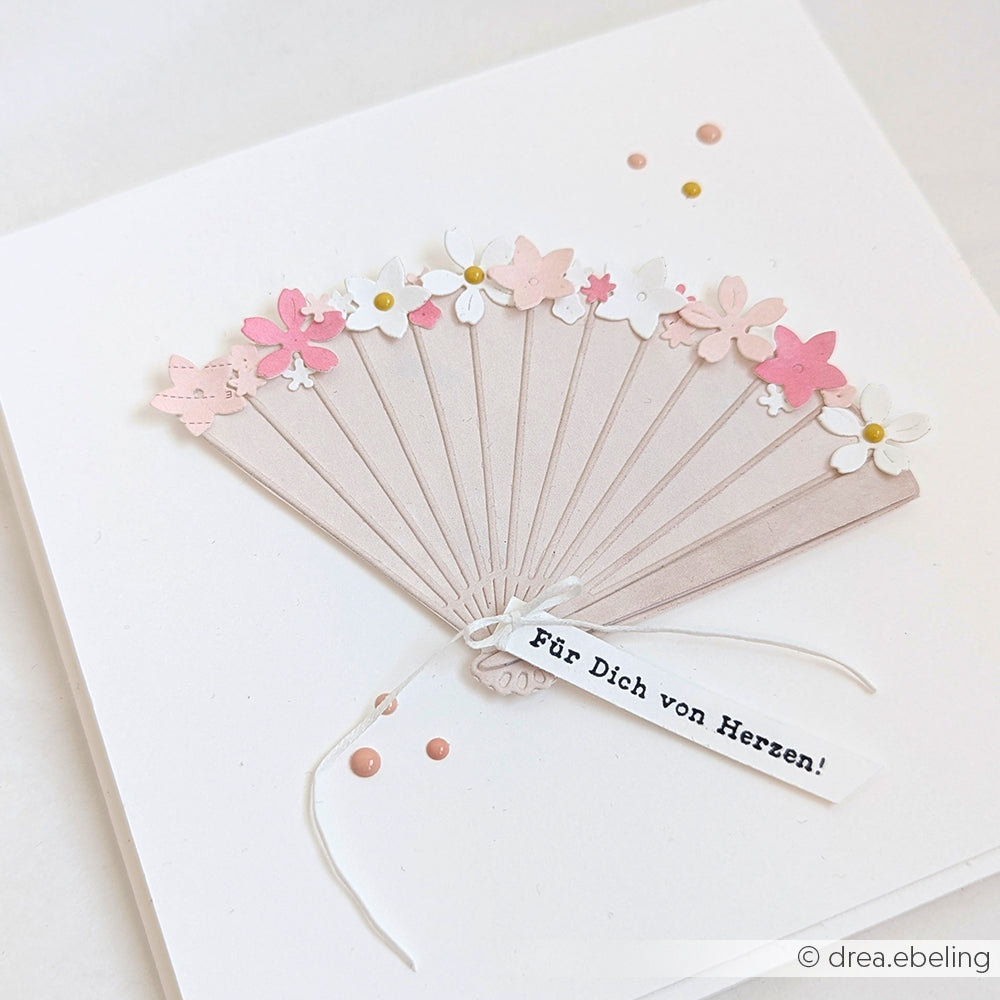 Handgemachte Karte mit Alexandra Renke Designpapieren und einem Papierfächer aus der Motivstanze Großer Fächer Outline, verziert mit rosa und weißen Blumen und einem "Für Dich von Herzen!"-Anhänger.