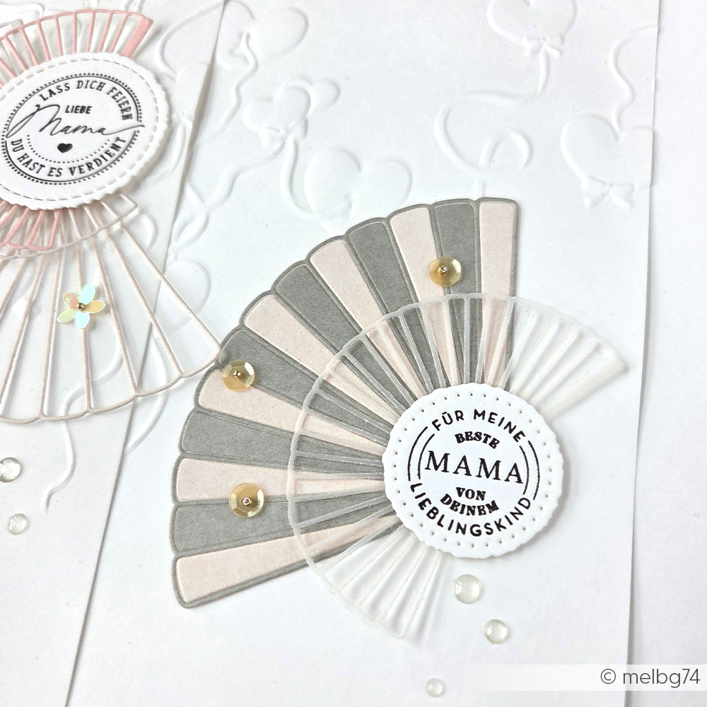 Handgefertigte Karte mit Alexandra Renke Designpapieren, Pailletten, einem runden "Für meine beste Mama"-Schriftzug und eleganten Akzenten aus der Motivstanze Großer Fächer Outline für ein stilvolles Lagenfächer-Design.
