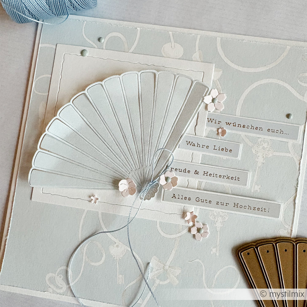 Handgemachte Hochzeitskarte von Alexandra Renke mit einem Papierfächer aus der Motivstanze Großer Fächer Outline, kleinen Papierblumen, Designpapier-Akzenten und deutschen Wünschen für Liebe, Freude und Glück.