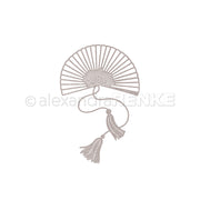 Illustration eines handgehaltenen Faltfächers mit zwei Quasten, inspiriert von Alexandra Renkes Motivstanze Großer Fächer. Gezeichnet in hellem Beige auf Weiß, ideal für die Darstellung von eleganten DieCut Systeme Designs.