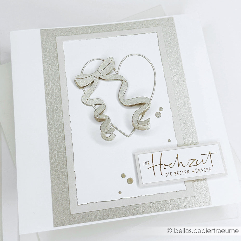 Elegante handgefertigte Hochzeitskarte von Alexandra Renke, gefertigt mit hochwertigen Designpapieren, Metallic-Herz, Schleifenmotiv, deutschen Hochzeitswünschen, und akzentuiert mit der exquisiten Motivstanze Zartes Schleifenherz.