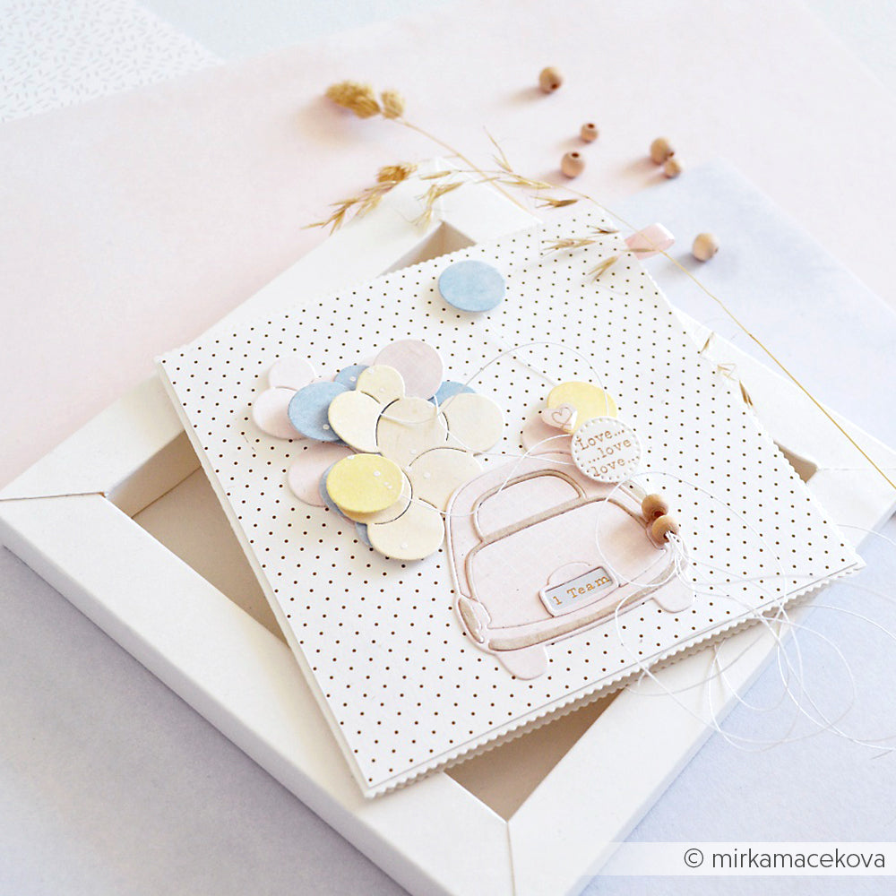 Eine pastellfarbene Grußkarte von Alexandra Renke mit einem Auto, Luftballons und einem "Beste Wünsche"-Anhänger auf weißem, gepunktetem Hintergrund, gestaltet mit hochwertigem Papier und kreativen Stanzen für charmante Details.