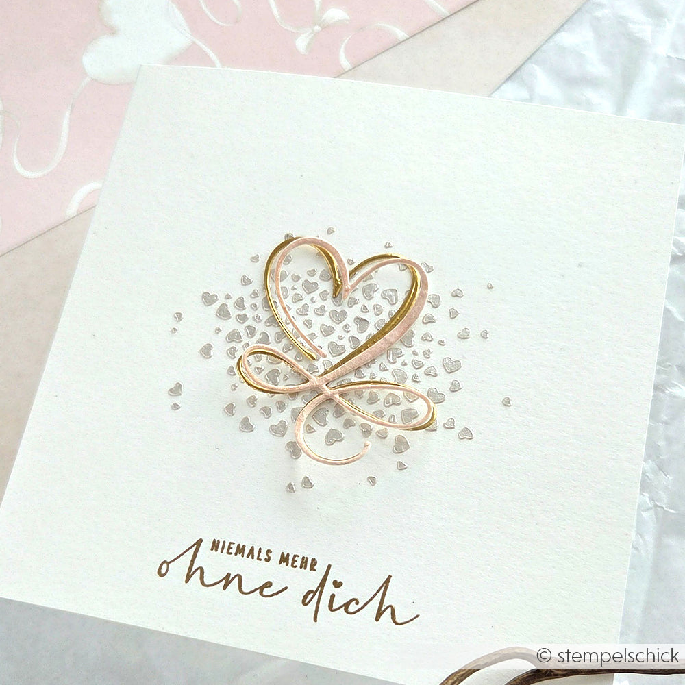 Weiße Karte mit einem goldenen Herz aus der Motivstanze Kalligrafisches Herz von Alexandra Renke, verziert mit kleinen silbernen Herzen und dem deutschen Text "Niemals mehr ohne dich".