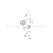 Eine Ansammlung von hellgrauen Blasen in verschiedenen Größen, die an den Stil von Alexandra Renke erinnern, schwebt vor einem weißen Hintergrund.