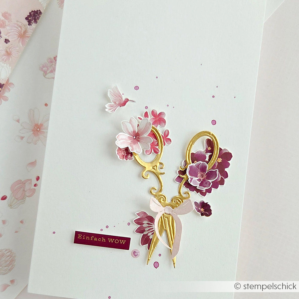 Grußkarte von Alexandra Renke mit der Motivstanze „Ornament Schere“, rosa-lila Blumen, einem kleinen Schmetterling und dem Schriftzug „Einfach WOW“. Ideal für kreative Projekte mit Designpapieren und Stanzsystemen.