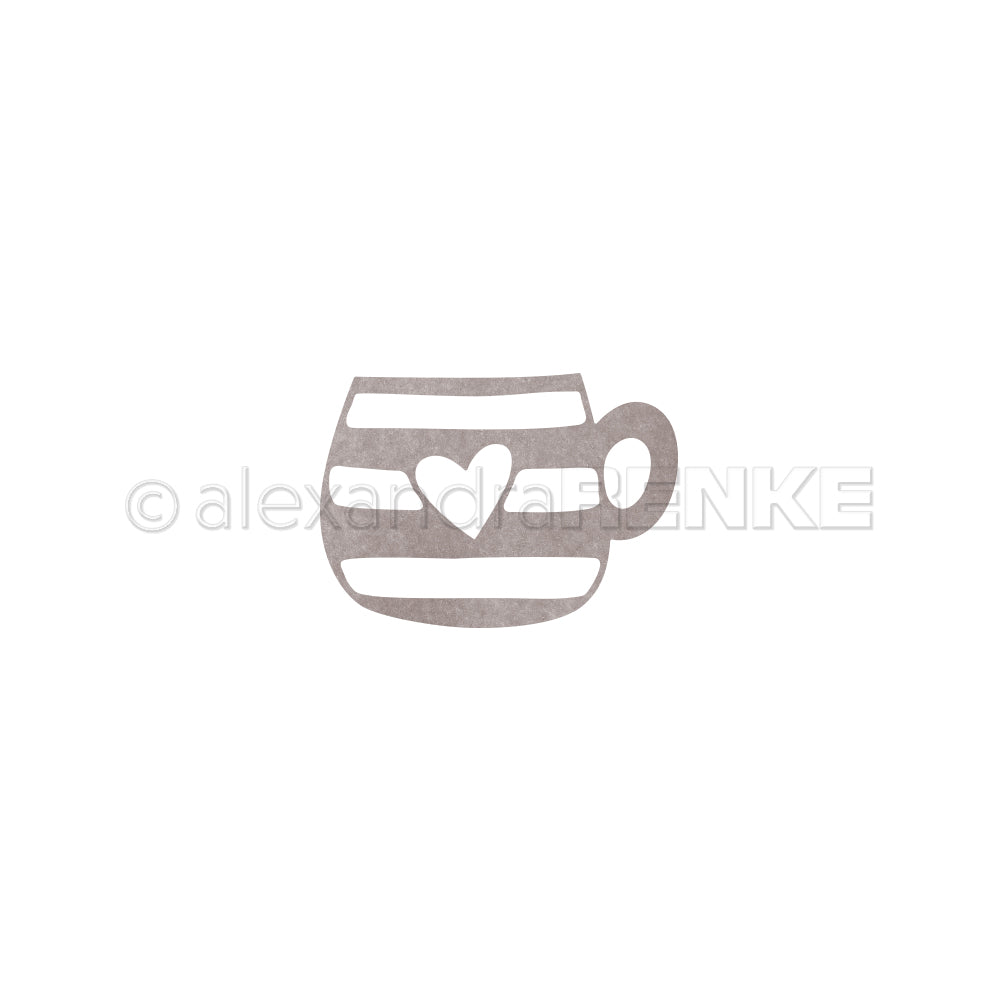 Auf einem schlichten weißen Hintergrund steht eine gestreifte Tasse mit einem Herz in der Mitte, inspiriert von der Motivstanze „Große Herztasse“.