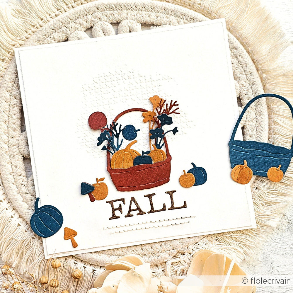 Handgefertigte Herbstkarte mit einem Korb, Kürbissen, Pilzen und Herbstblättern in erdigen Farben auf einem strukturierten Karton, hergestellt aus hochwertigen Designpapieren und mit aufwendigen Motivstanzen für zusätzliche Details.