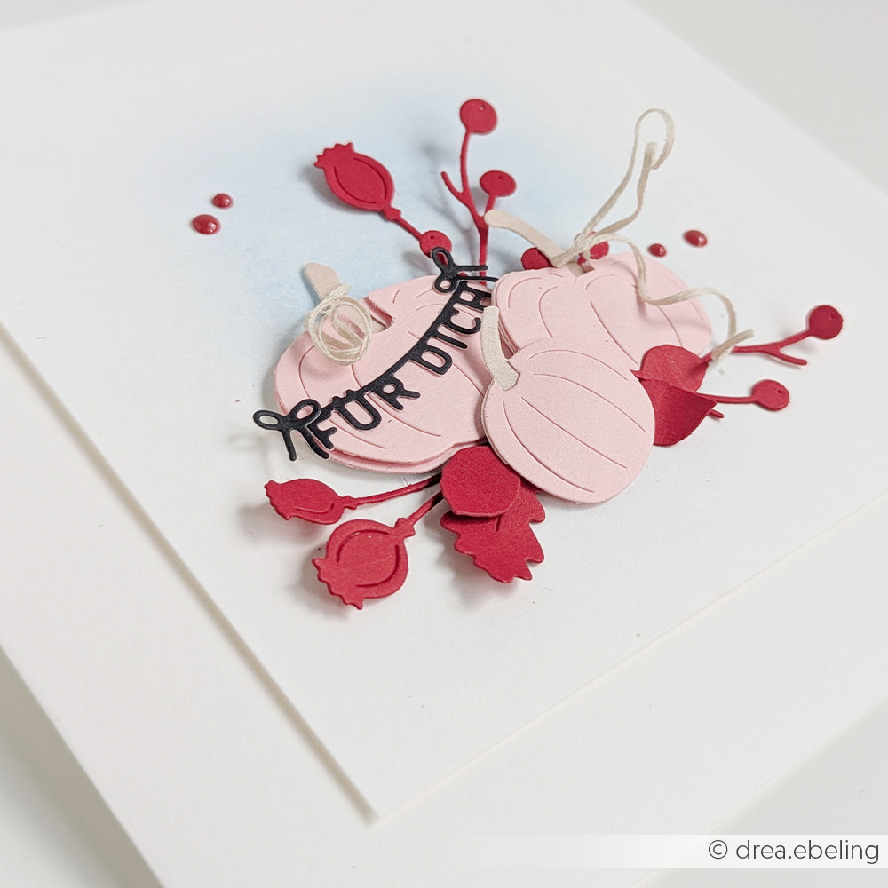 Handgefertigte Karte mit rosa Kürbissen, roten Blättern und einem Dankestext auf weißem Hintergrund, hergestellt aus hochwertigen Designpapieren und mit einer Motivstanze „Kürbis“ verziert, die ihr zusätzlichen Charme verleiht.