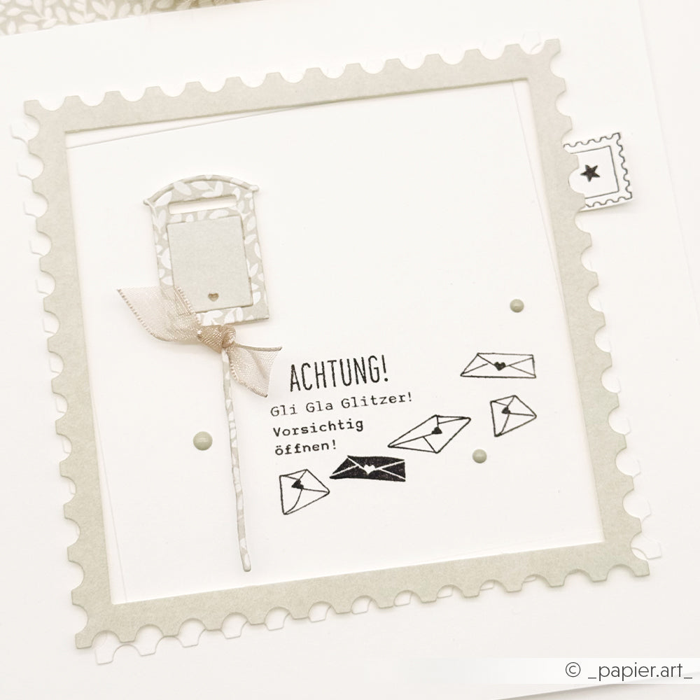Handgefertigte Karte mit einer Illustration aus dem Motivstanze Briefkasten Trio und dem Text: ACHTUNG! Gli Gla Glitzer!.