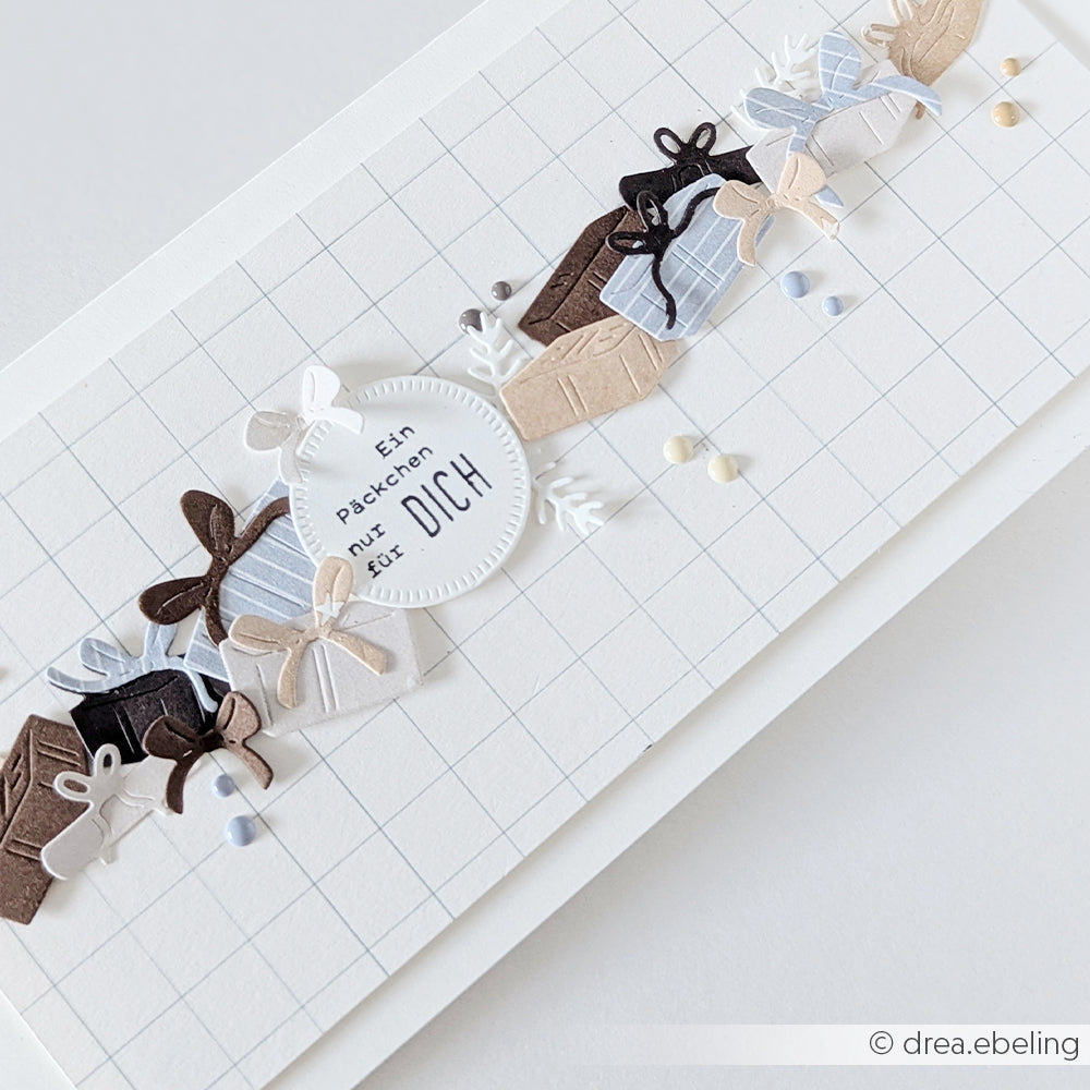 Handgefertigte Karte mit Geschenkboxen aus Papier und einem Anhänger mit der Aufschrift Ein Päckchen nur für DICH.