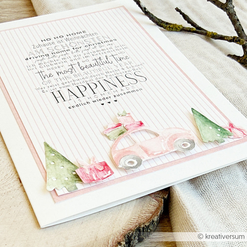 Weihnachtskarte im Aquarellstil mit einem rosa Auto, Geschenken, Bäumen und weihnachtlichen Designpapieren.