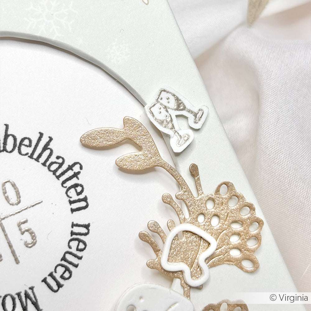 Weiß-goldene Alexandra Renke-Grußkarte mit geprägten Blättern, einer kleinen Hosen-Illustration mit deutschem Text und einem dezenten Akzent-Stempel für zusätzlichen Charme.