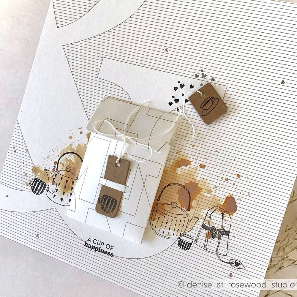 Eine handgefertigte Karte von Alexandra Renke mit Teeanhängern, Schnur und abstrakten Tassenillustrationen auf einem gestreiften Hintergrund, mit komplizierten Mustern aus Stempelkissen und Holzstempel für zusätzlichen Charme.