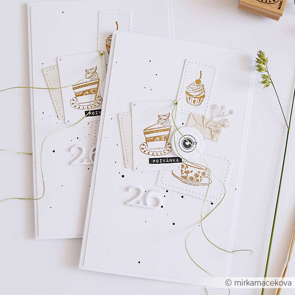 Zwei elegante, handgefertigte Einladungskarten von Alexandra Renke mit Teetassen- und Cupcake-Motiven, Schnur, zarten Verzierungen und charmanten Details - wunderschön veredelt mit einem einzigartigen Holzstempel-Touch.