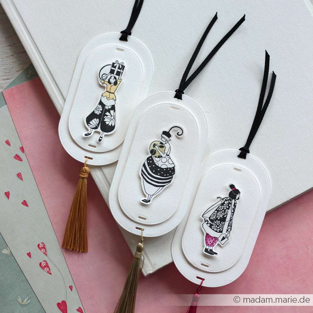 Ein Set von drei illustrierten Lesezeichen mit Quasten von Alexandra Renke, die jeweils eine stilisierte Frau in klassischer Bademode zeigen - perfekt für Papierprojekte oder als charmante Ergänzung zu Ihren Lieblings-Holzstempeldesigns.