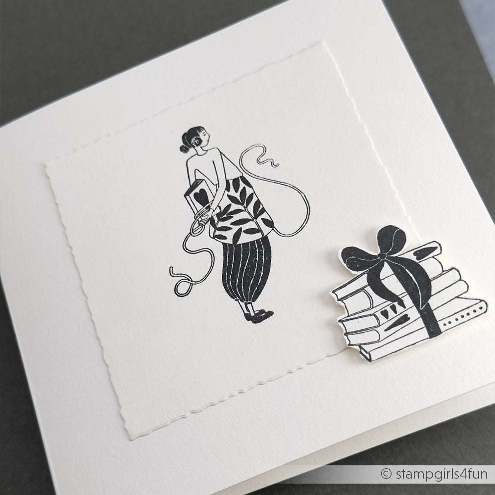 Schwarz-weiße Karte von Alexandra Renke mit einer Frau mit Büchern und Lesebändchen, Bücher-Figurinen Kind und einem Stapel Bücher - ideal für Papierprojekte oder zum Dekorieren mit Ihrem Lieblingsholzstempel.