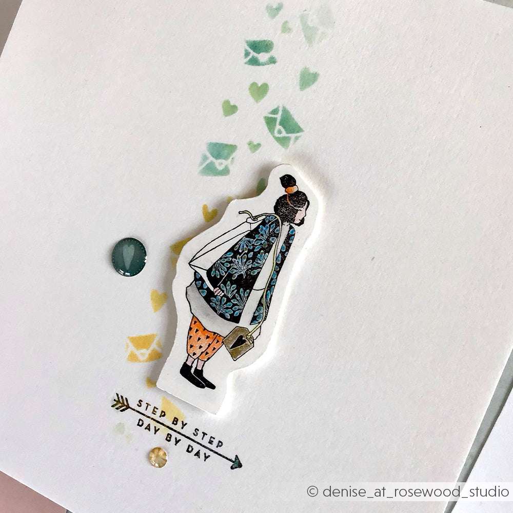 Handgemachte Alexandra Renke Karte mit einer Frauenillustration, perfekt für Papierprojekte. Kommt mit farbigen Umschlägen und "STEP BY STEP DAY BY DAY" Text am unteren Rand.