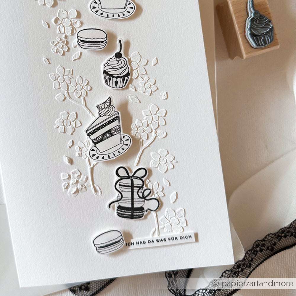 Handgefertigte Karte von Alexandra Renke mit geprägten Blumen, schwarz-weiß gestempeltem Kuchen, einem Stapel Macarons mit Schleife und einer Geschenkschachtel - gefertigt mit Holzstempeln und Stempelkissen für charmante Details.