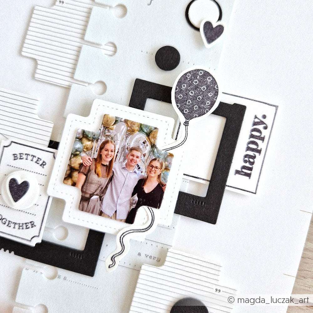 Scrapbook-Seite mit drei Personen, schwarz-weißem Rahmen, einem Luftballon, "happy" und kreativen Akzenten, hergestellt mit Alexandra Renke Holzstempel und Stempelkissen für Ihre Papierprojekte.