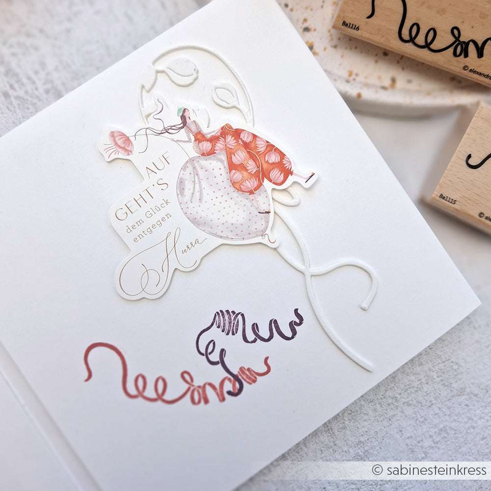 Handgefertigte Karte mit einem Mädchen mit Luftballons, deutschem Text und farbenfroher Kalligrafie auf weißem Hintergrund - hergestellt mit Alexandra Renke Stempeln für einzigartige Details.