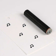 Ein Notenstempel und ein Anhänger, gestempelt mit mehreren schwarzen Noten - perfekt für Alexandra Renke als Akzent für Papierprojekte oder als einzigartiger Akzent-Stempel beim kreativen Basteln.