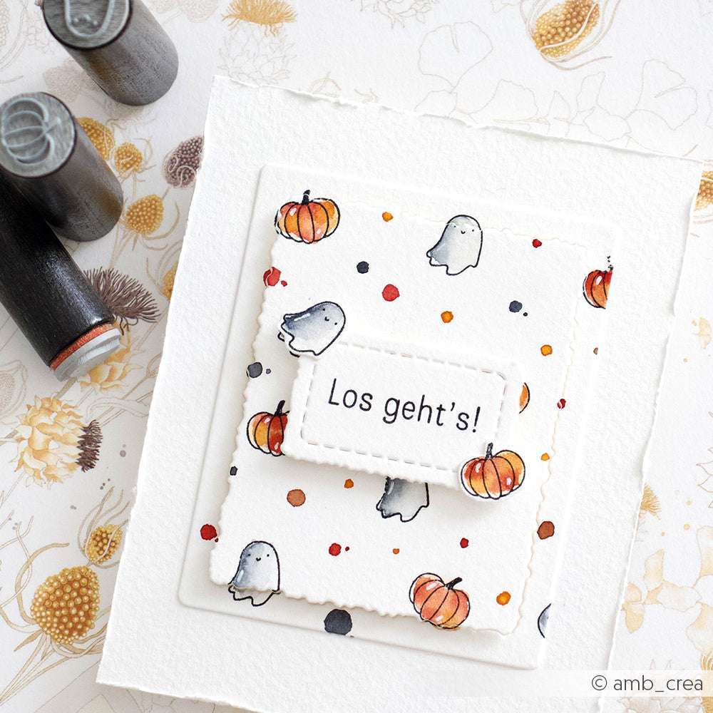 Handgefertigte Karte von Alexandra Renke mit niedlichen Gespenster-, Kürbis- und Mini-Fledermaus-Illustrationen und "Los gehts!" in der Mitte - perfekt als skurrile Holzstempel- oder Akzent-Stempel-Kreation.