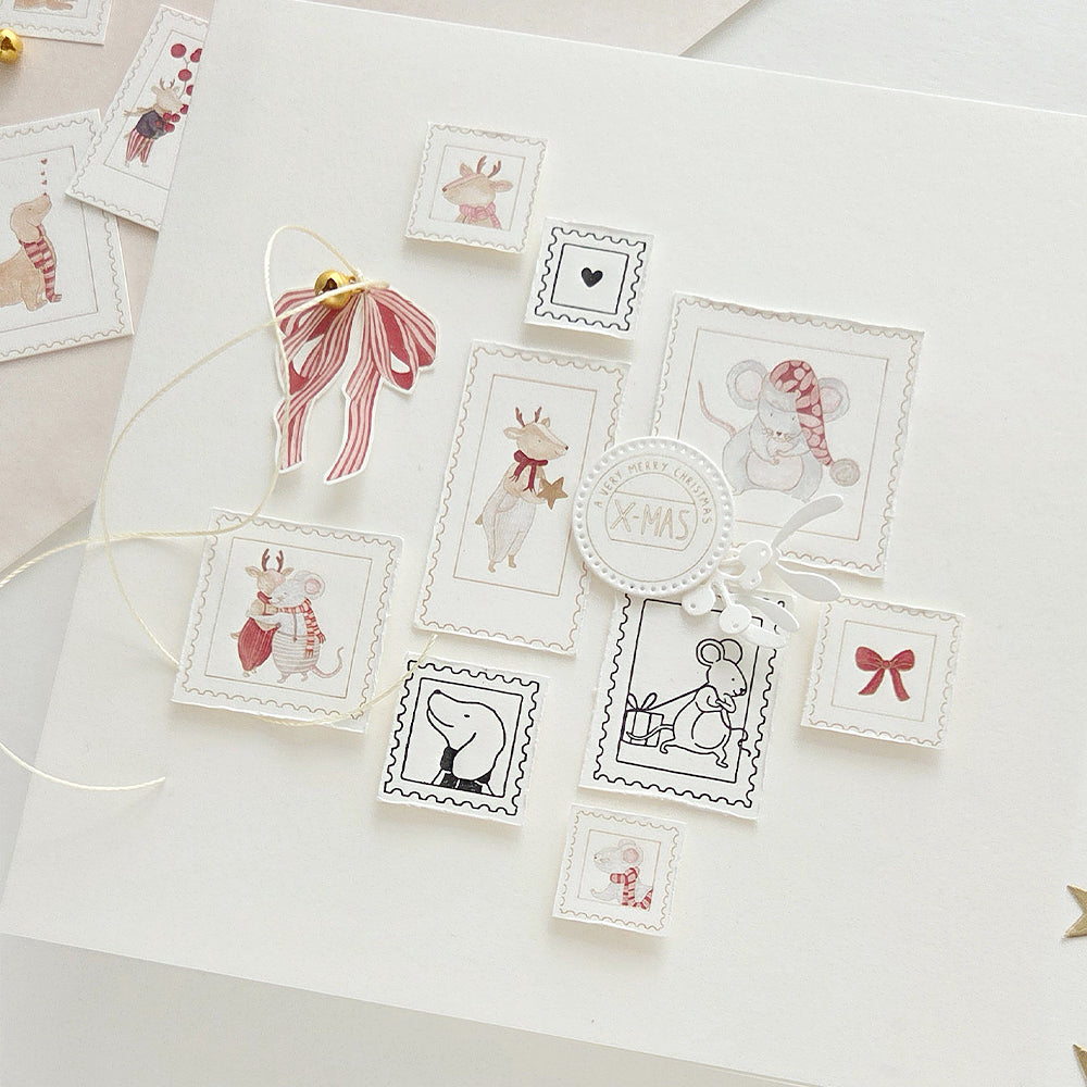 Kleine quadratische Holzstempel-Aufkleber mit weihnachtlichen Motiven wie Mäusen und Rentieren.