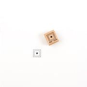 Ein Holzstempel mit Sternmotiv und dem dazugehörigen schwarzen Stempelabdruck.