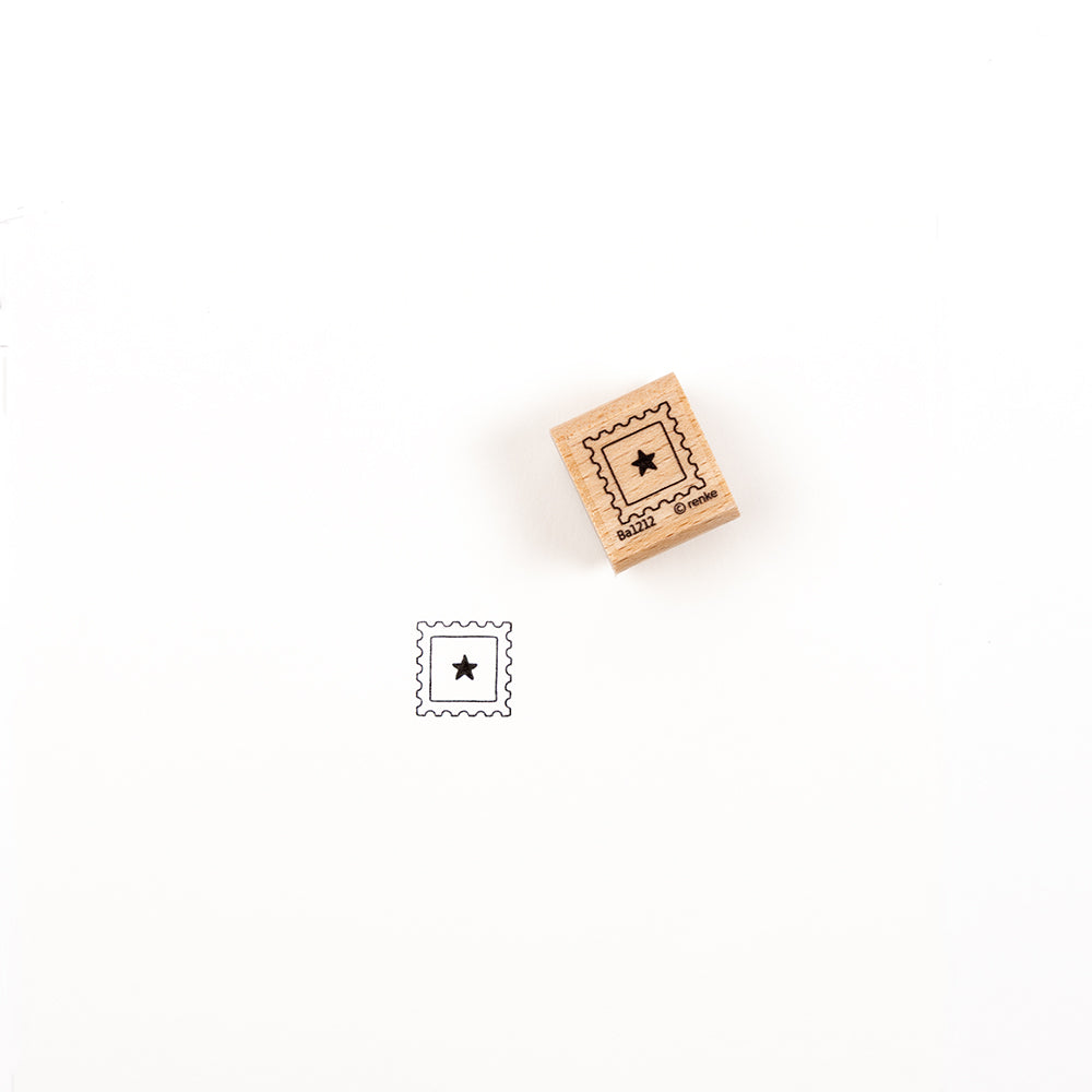 Ein Holzstempel mit Sternmotiv und dem dazugehörigen schwarzen Stempelabdruck.