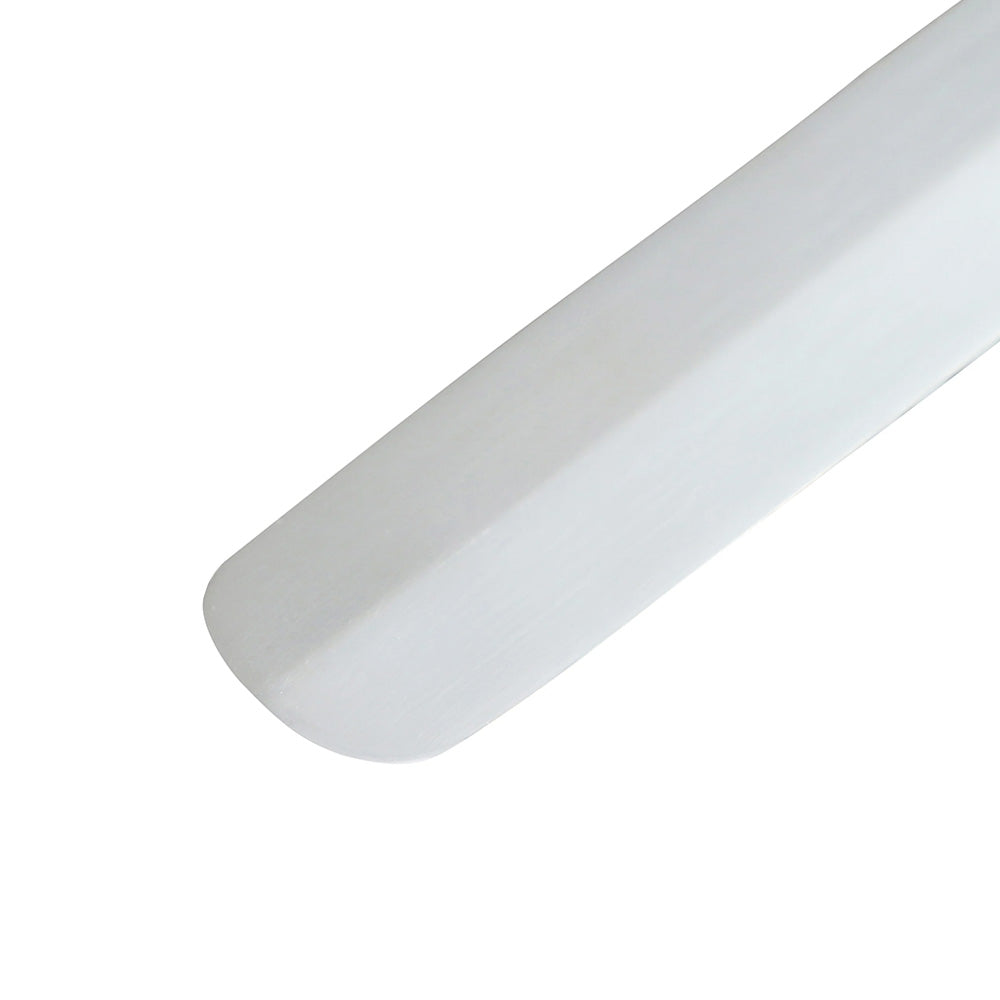 Nahaufnahme eines weißen, rechteckigen ☆ Papiermessers mit abgerundetem Ende und beidseitig scharfem Rand vor weißem Hintergrund.