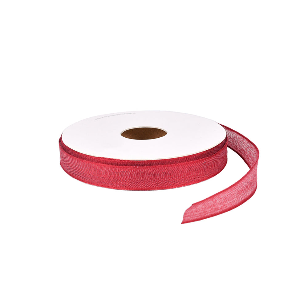 Eine Spule Vivant Decorations BV-Band in Rot, teilweise abgerollt auf weißem Hintergrund - ideal, um Ihrer Tischdekoration ein stilvolles Flair zu verleihen.