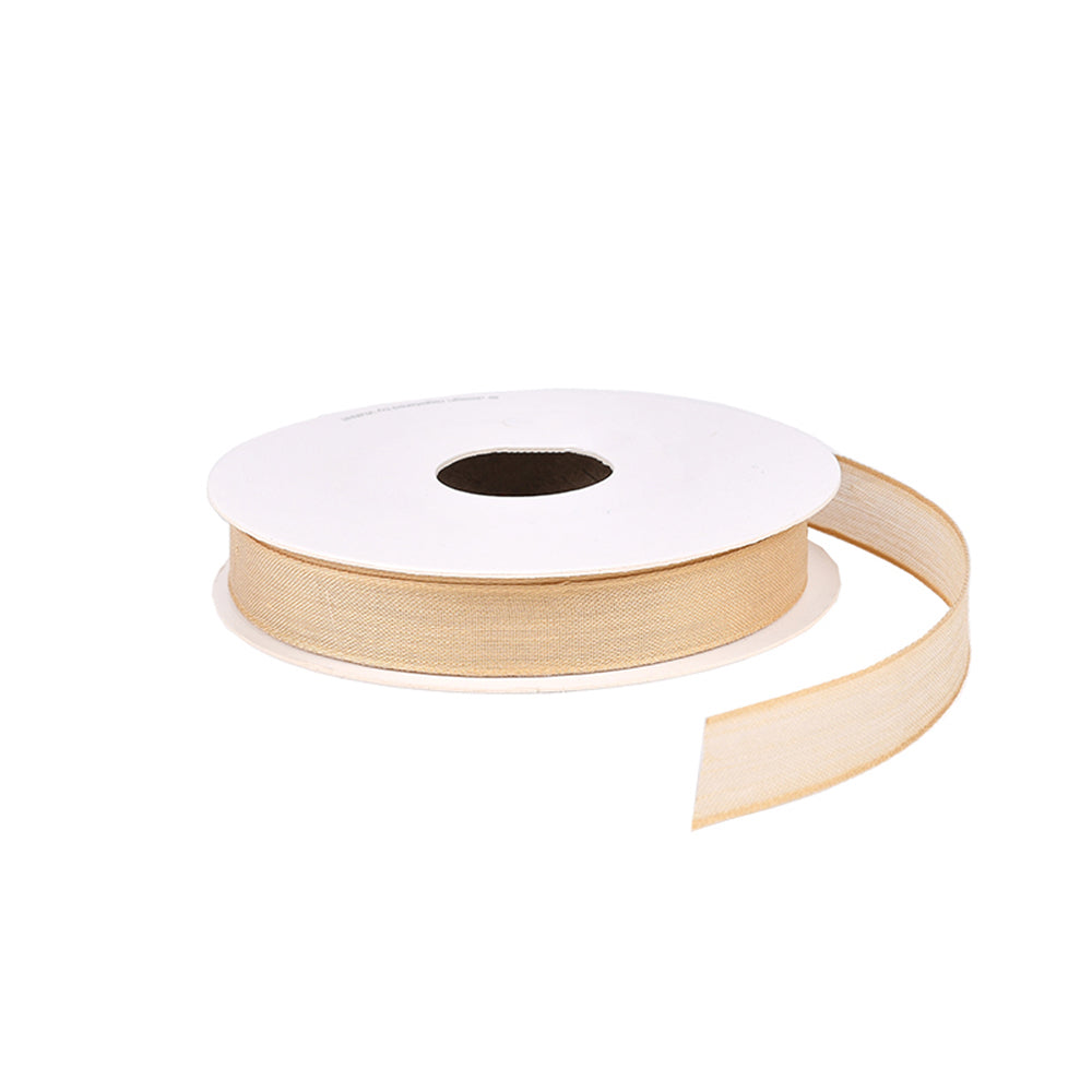 Eine Spule hellbeigefarbenes Batiste-Band von Vivant Decorations BV, mit etwas Geschenkband auf weißem Hintergrund - ideal für elegante Geschenkverpackungen oder Tischdekorationen.