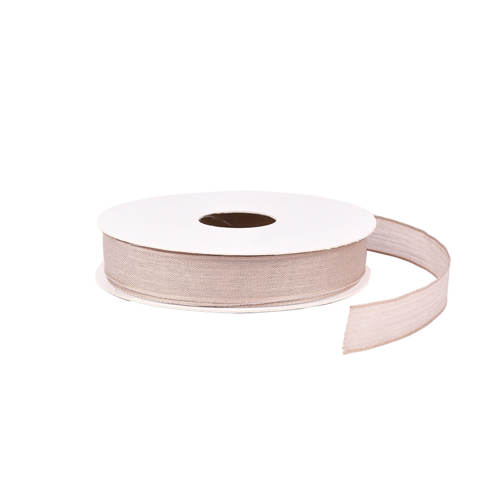 Eine Spule des eleganten beigen BV-Bandes von Vivant Decorations, abgerollt auf weißem Grund - ideal für Tischdekorationen oder als Batist-Geschenkband für besondere Anlässe.