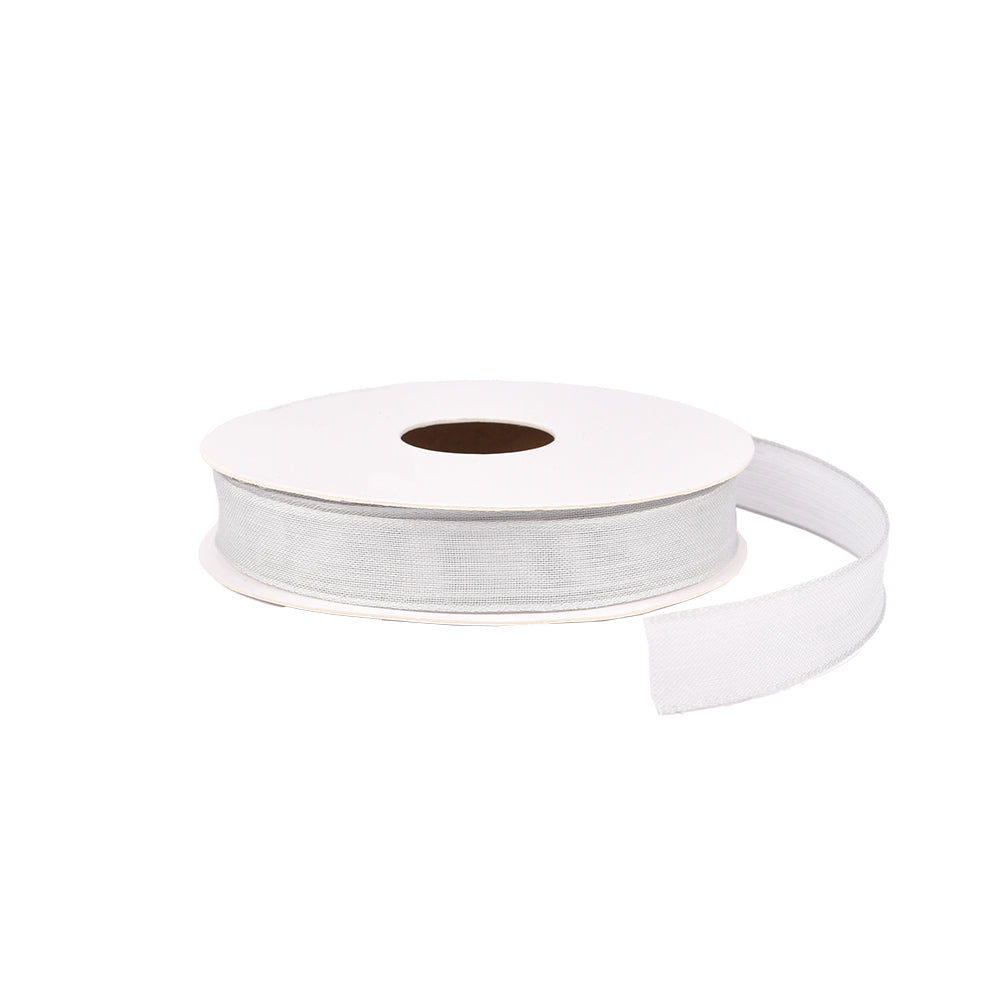 Eine Spule weißes Band von Vivant Decorations BV, teilweise abgerollt auf einem schlichten weißen Hintergrund - perfekt für Tischdekorationen oder Geschenkverpackungen.