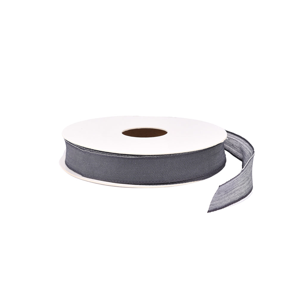 Eine Spule mit elegantem grauen Band von Vivant Decorations BV, mit einem Ende auf weißem Hintergrund - ideal für Batiste Geschenkband oder schicke Tischdekoration.