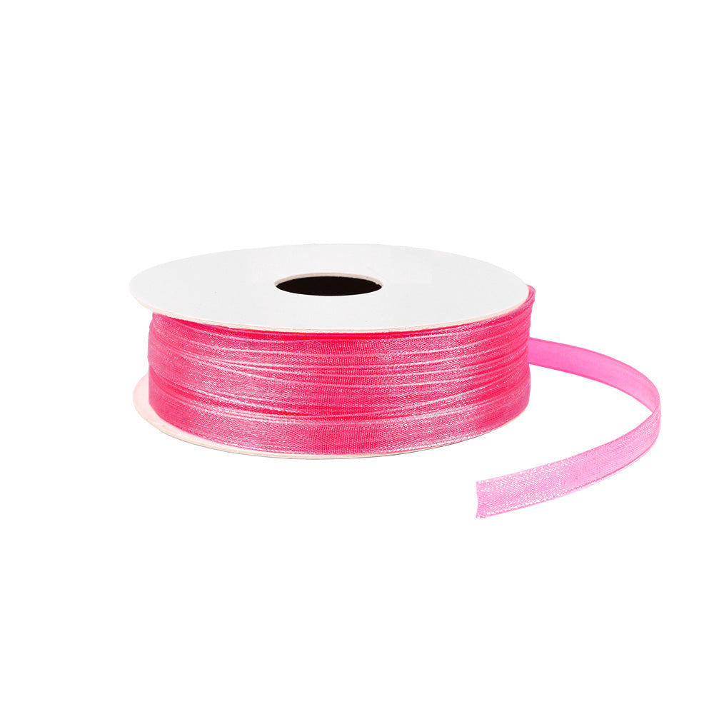 Eine Spule mit glänzendem rosa Organza-Band von Vivant Decorations BV, mit einem gewebten Rand und etwas abgewickeltem Band, vor einem weißen Hintergrund.