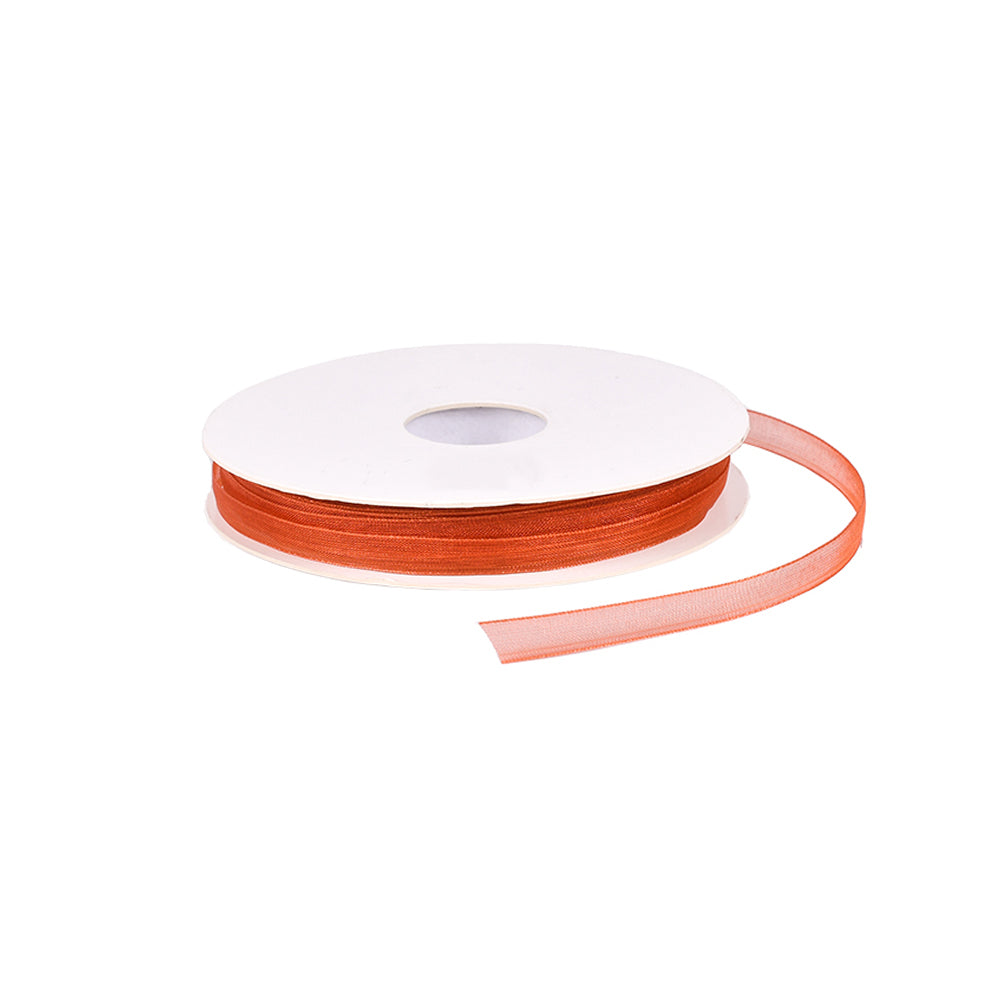 Eine teilweise abgerollte Rolle durchsichtiges orangefarbenes Organzaband mit gewebtem Rand von Vivant Decorations BV ist auf weißem Hintergrund abgebildet.
