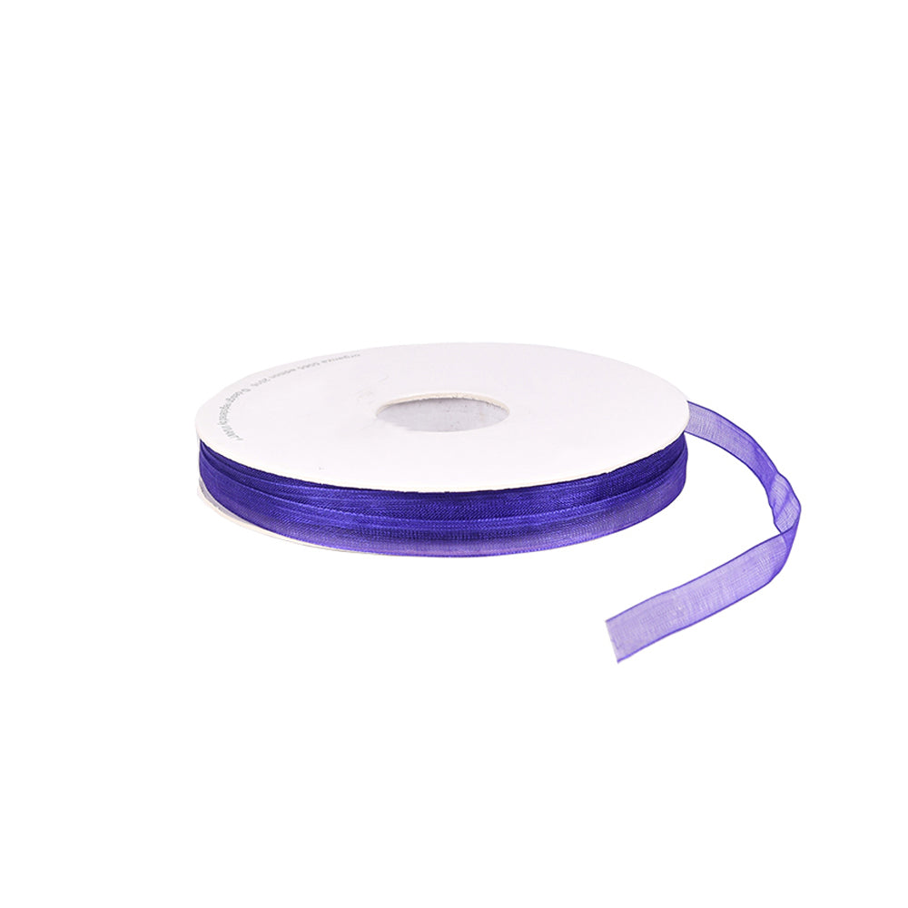 Eine Spule lilafarbenes Organzaband von Vivant Decorations BV mit einer gewebten Kante, teilweise abgerollt vor einem weißen Hintergrund.