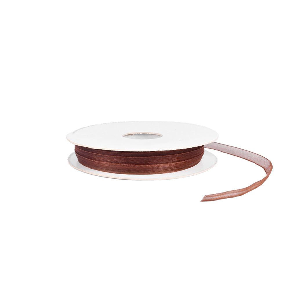 Eine Spule durchsichtiges braunes Organzaband von Vivant Decorations BV mit gewebtem Rand, teilweise abgerollt auf weißem Hintergrund - ideal zum Binden von Schleifen.