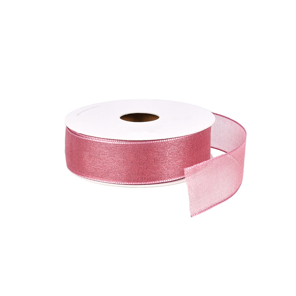 Eine Spule Vivant Decorations BV rosa Organzaband mit gewebtem Rand, ein Ende abgerollt, isoliert auf einem weißen Hintergrund.