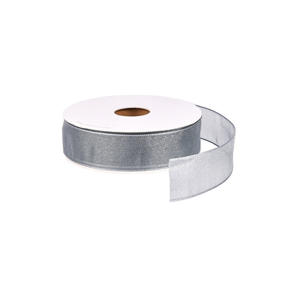 Eine Spule Vivant Decorations BV silbernes Geschenkband mit einer gewebten Kante, ein Ende abgerollt, dargestellt vor einem weißen Hintergrund.