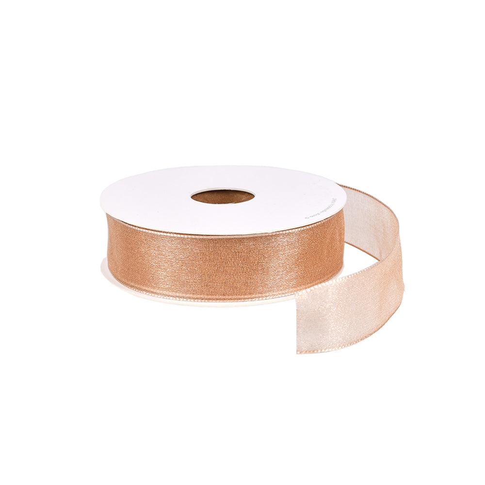 Eine Spule mit goldenem Satin-Geschenkband von Vivant Decorations BV, teilweise abgerollt, um die gewebte Kante zu enthüllen, ausgestellt auf weißem Hintergrund.