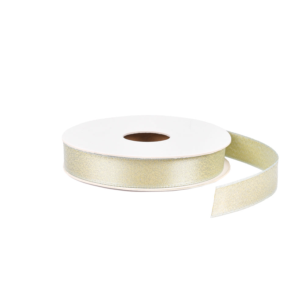 Eine Spule aus hellgoldenem Band mit seidigem Glanz von Vivant Decorations BV, ein Ende abgerollt, isoliert auf weißem Hintergrund.