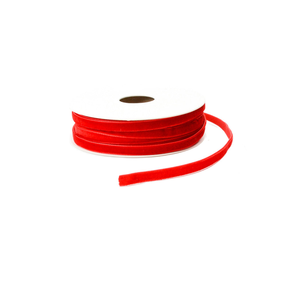 Eine Spule rotes Samtband von Vivant Decorations BV mit einem verlängerten Ende, abgebildet auf einem weißen Hintergrund.