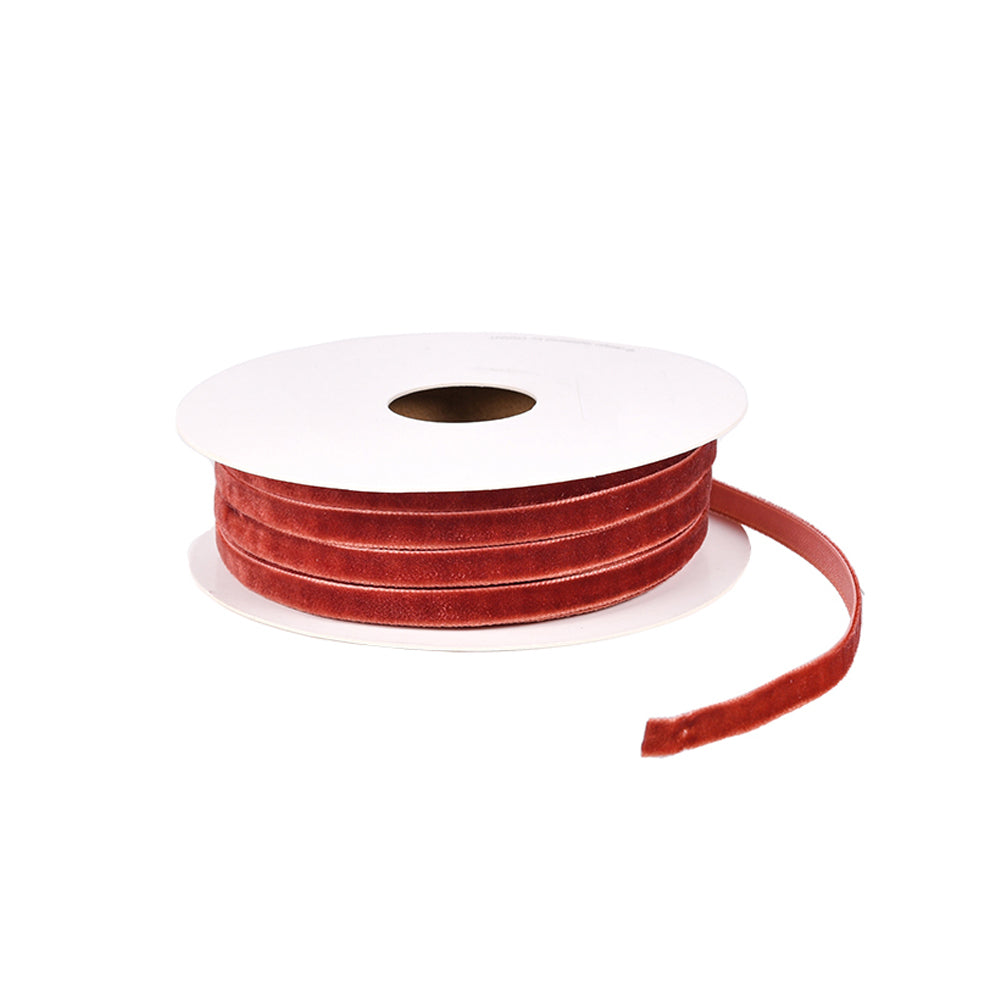 Eine Spule sattrotes Velvet Band von Vivant Decorations BV mit einem losen Ende, dargestellt auf weißem Hintergrund.