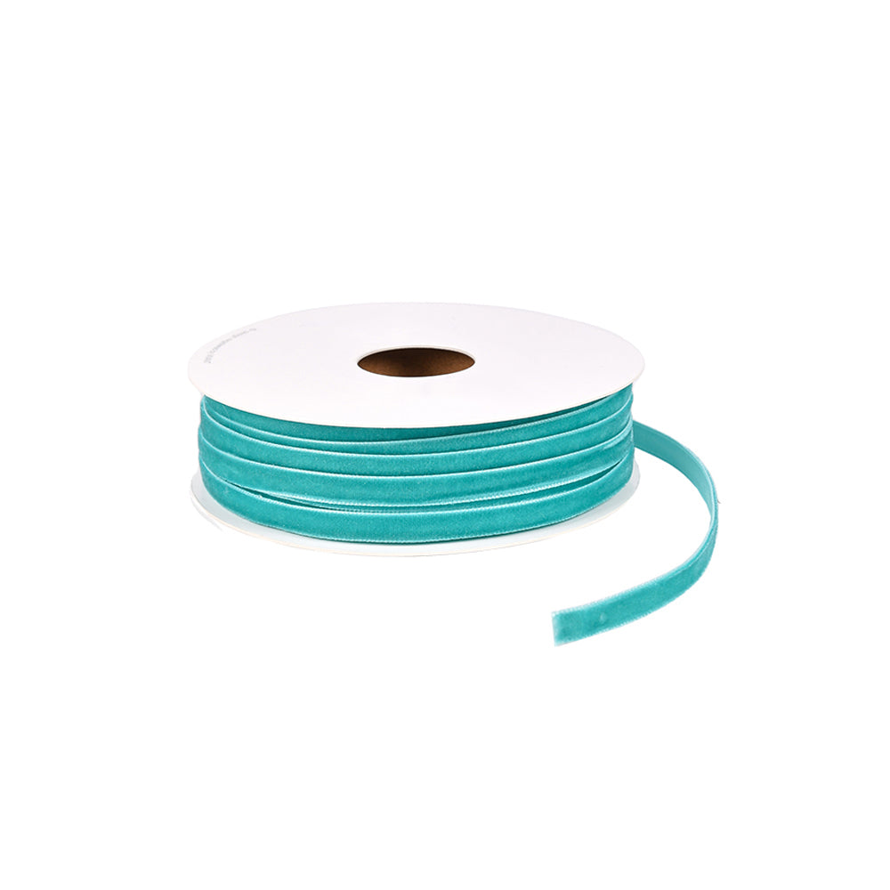 Eine Spule mit türkisfarbenem Florband-Samtband von Vivant Decorations BV mit einem abgerollten Ende vor einem weißen Hintergrund.