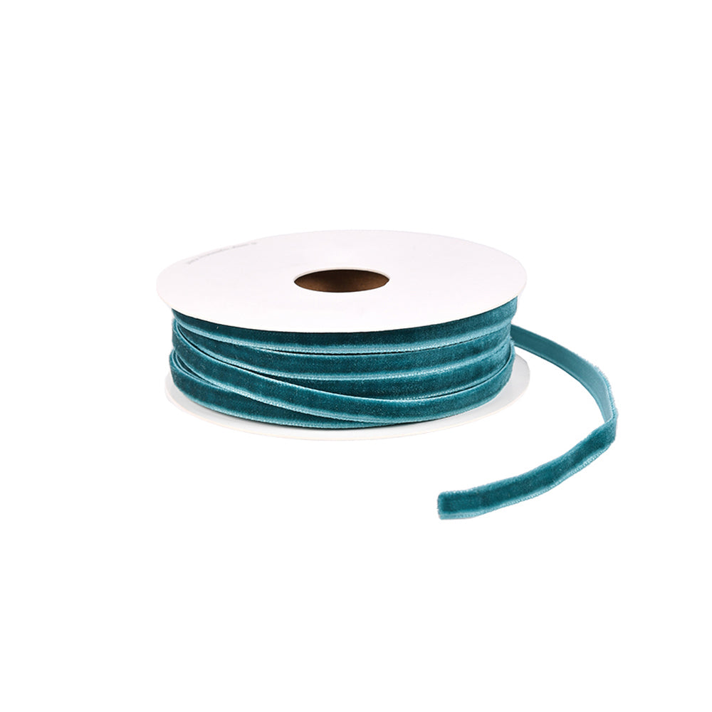 Eine Spule tealfarbenes Samtband von Vivant Decorations BV mit einem Teil des Samtbandes, das auf weißem Hintergrund abgebildet ist.