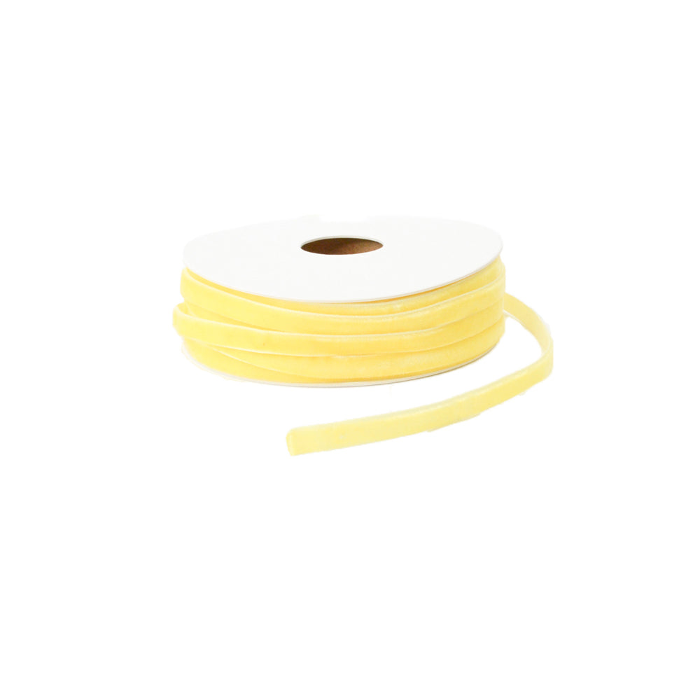 Eine Spule gelbes Samtband von Vivant Decorations BV mit einem losen Ende wird vor einem weißen Hintergrund gezeigt.