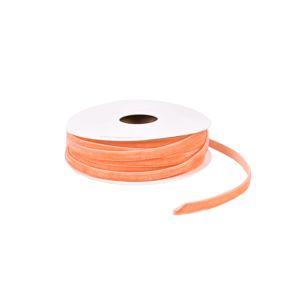 Eine Spule pfirsichfarbenes Samtband von Vivant Decorations BV, ideal für Posamentenhandwerk, mit einem losen Ende.